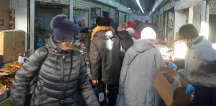 Просроченные консервы, мясные обрезки и куриные лапы - что покупают на «оптовке» в Алматы