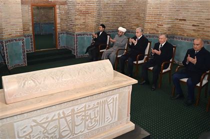 Касым-Жомарт Токаев посетил мавзолей Толе би в Ташкенте