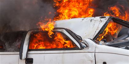 На трассе Алматы - Оскемен сгорели эвакуатор с автомобилем