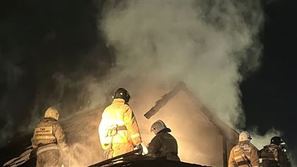 В Усть-Каменогорске пожарные спасли из горящего дома 4 человека
