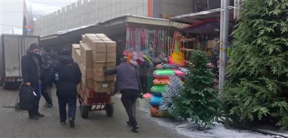 «Таких скудных продаж не было даже после карантина»: торговцы алматинской барахолки переживают тяжелые  времена