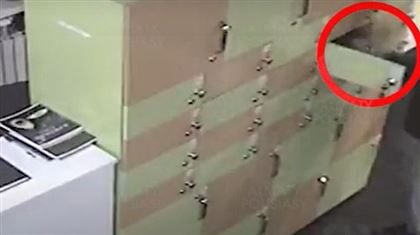Кража 12 тысяч евро в раздевалке фитнес-клуба в Алматы попала на видео