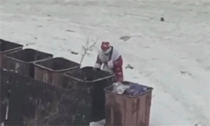 Казахстанцы обсуждают видео с павлодарским Дедом Морозом, который копается в мусорке