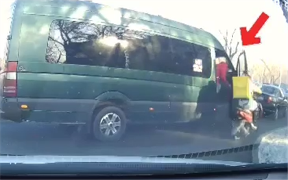 Мопедист врезался в открывшуюся дверь автобуса, который выпустил пассажира на перекрёстке - видео