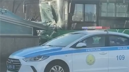 Автобус врезался в подземный переход в Алматы - видео