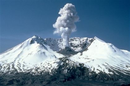 Курильский вулкан Эбеко выбросил пепел на высоту два километра