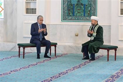 Глава государства посетил мечеть Хазрет Султан