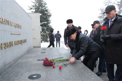 Жители Алматы возложили цветы к мемориалу «Тағзым»