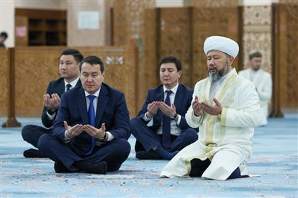 Премьер-министр РК Алихан Смаилов посетил столичную мечеть Абу Насыра аль-Фараби