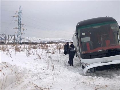 Автобус с 80 детьми застрял в снежном заносе в Алматинской области