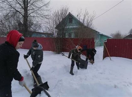 Карагандинские волонтеры убирают снег во дворах