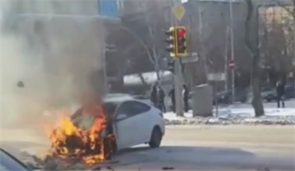 В Астане машина загорелась после ДТП - видео