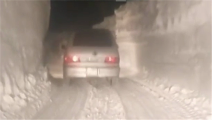 На трассе Усть-Каменогорск-Самарское образовался снежный коридор - видео