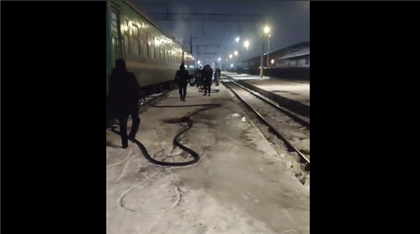 "Пенсионерка ползком добиралась до поезда" - в Таразе пожаловались на лёд на вокзале