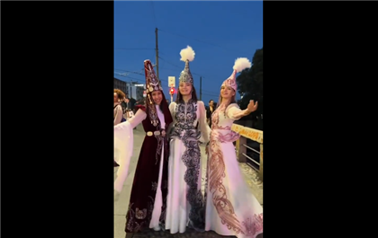 Девушки в казахских национальных нарядах покорили итальянцев - видео