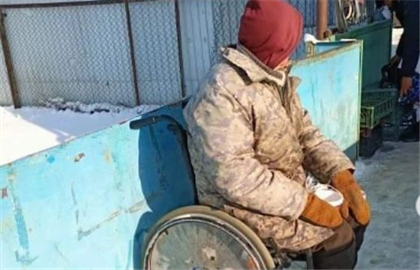"Цыгане вывозят на мороз" - жителей Есика беспокоит дедушка в инвалидной коляске