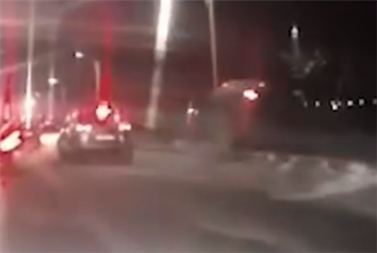 Автомобиль слетел с моста в Актобе - видео