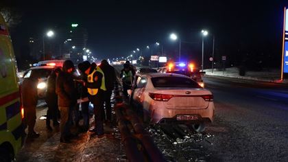 В Алматы в ДТП погиб водитель, врезавшись в отбойник