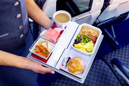 Стюардесса раскрыла способ бесплатно получить вторую порцию еды в самолете