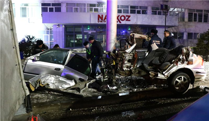 В Алматы автомобиль разорвало пополам: погибли три человека