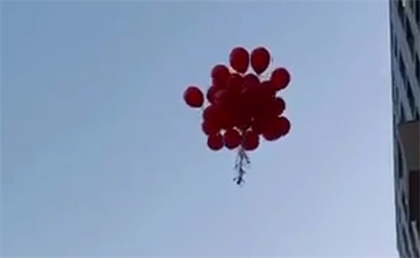 "Хотел романтично подарить жене" - в Астане в небо на шариках улетел IPhone