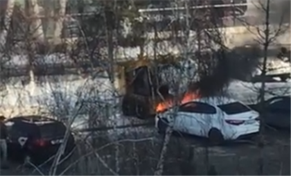 Автомобиль сгорел посреди улицы в Павлодаре