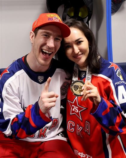 Канадец - защитник сборной Казахстана по хоккею и его жена-казашка впервые стали родителями