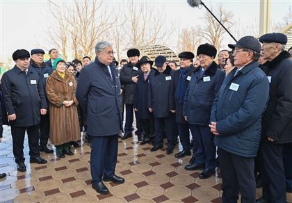 Президент возложил цветы к памятнику писателю Шерхану Муртазе в Жамбылской области