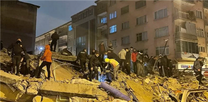 Мощное землетрясение в Турции: более 100 погибших, число жертв неуклонно растет