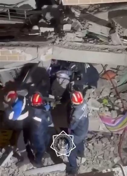 Спасатели МЧС Казахстана вытащили троих живых людей из-под завалов в Турции