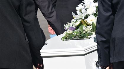 Женщина уронила телефон в могилу во время похорон