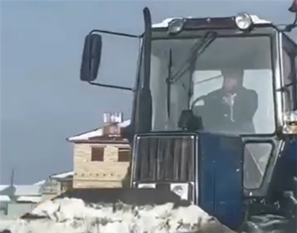 Казахстанцы обсуждают сельского акима, который расчищал дороги на тракторе
