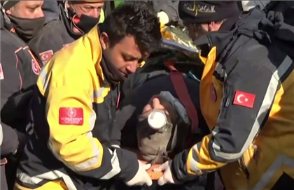 В Турции нашли выжившего, который был под завалами восемь суток