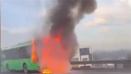 В Алматы загорелся автобус - видео