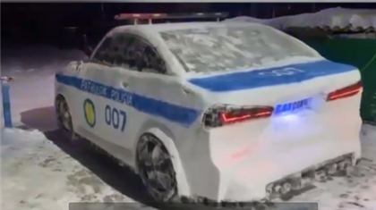 Житель ЗКО слепил патрульную машину из снега