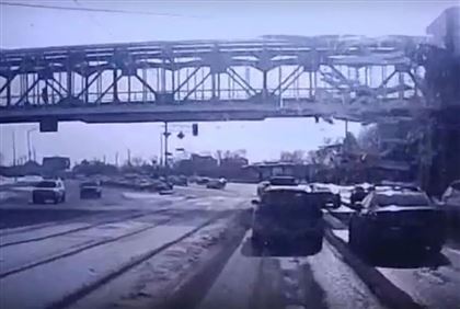 Упавший с надземки снег повредил авто в центре Усть-Каменогорска