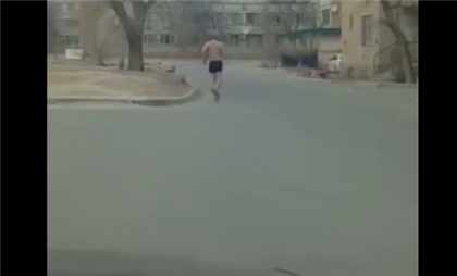 Мужчина в Актау в одних трусах пытался открывать чужие машины - видео