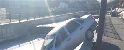 Автомобиль упал в реку в Алматы