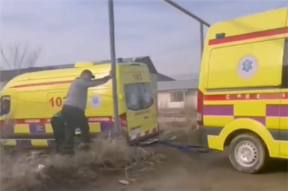 Три автомобиля скорой помощи застряли на дороге в Алматы