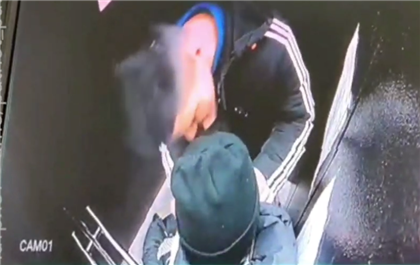 В Караганде мужчина удерживал школьницу в лифте и уговаривал пойти к нему в квартиру - видео