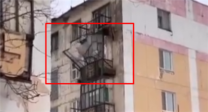 Стекло сдуло с балкона в Аркалыке - видео