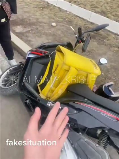 Конфликт мопедиста и женщины - водителя автомобиля в Алматы попал в сеть 