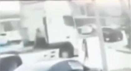 Появились подробности жуткого ДТП в Шымкенте: грузовик наехал на девочку