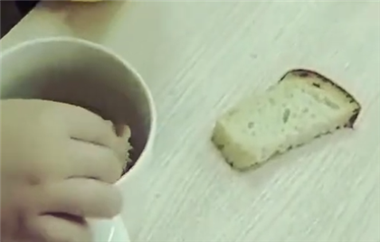 Родители в Алматы возмутились, что их детей в детском саду кормили хлебом с чаем