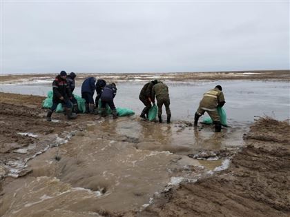 Паводок в Актюбинской области: защитный земляной вал не выдержал разлива реки Уил
