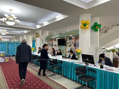 Бабушка расплакалась на избирательном участке: как проходят выборы в Алматы