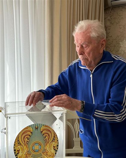 100-летний ветеран проголосовал на выборах в ЗКО
