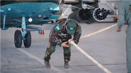 Казахстанский полицейский протащил вертолет на 15 метров