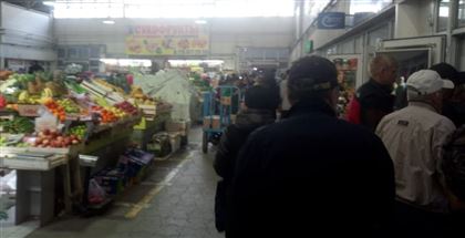 «Золотая» рыба, «курага по цене казы»: чем шокированы посетители оптовки в Алматы  
