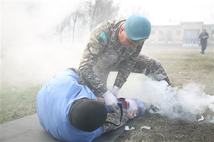  Казахстанских десантников учили спасать раненых на поле боя